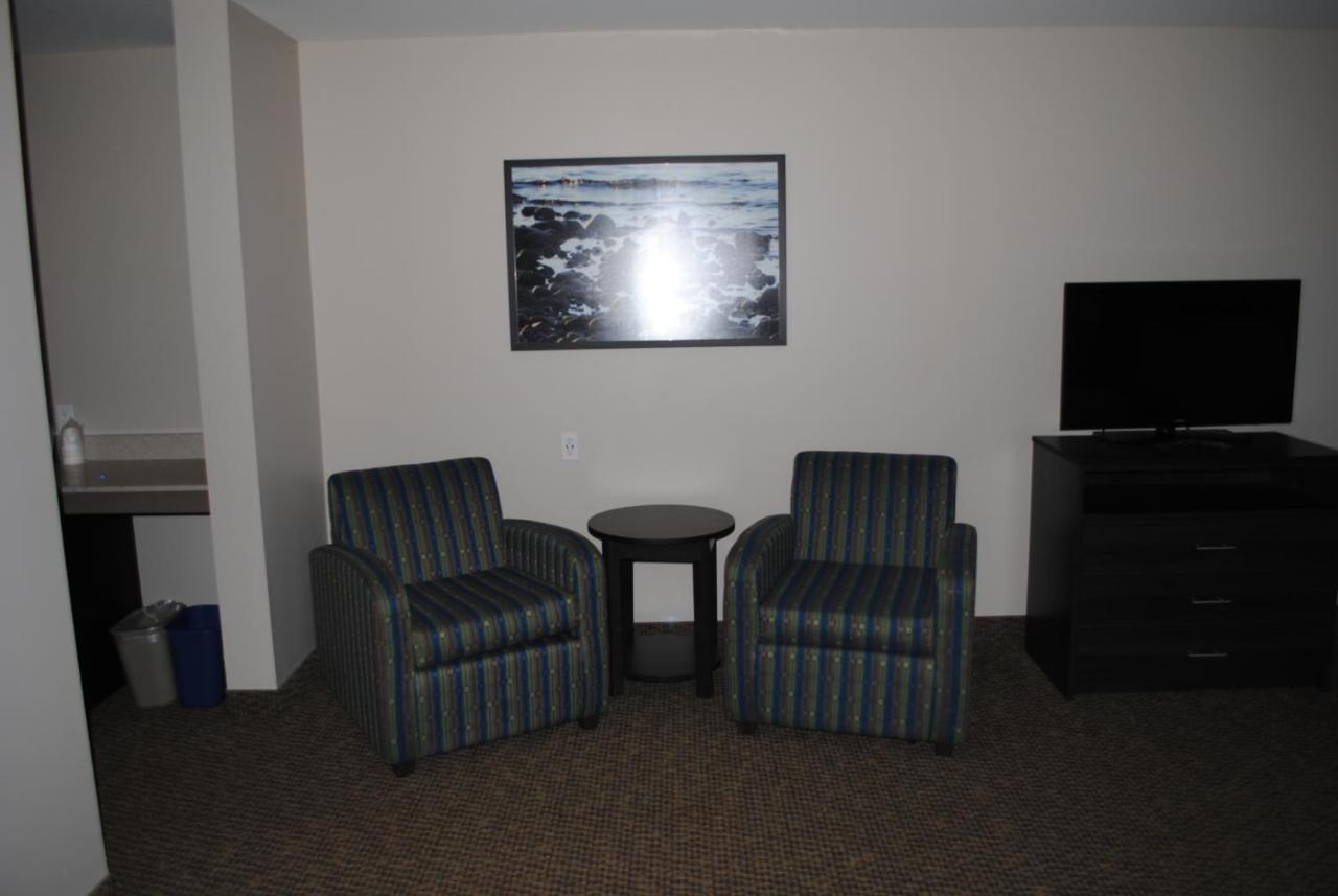 Days & By Wyndham Hotel Lindsay
